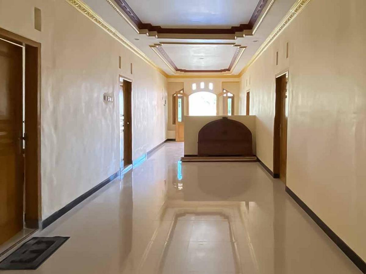 Palace Syariah Homestay Redpartner Баньюванги Экстерьер фото